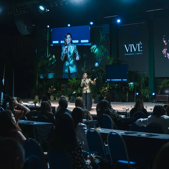 Dra. Juliana palestrando no palco de um evento
